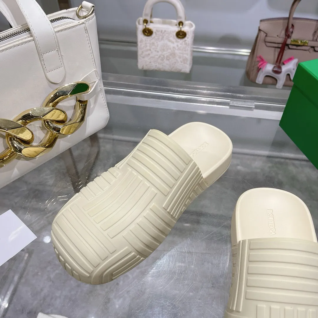 Factory price: 300💰🍀𝐁𝐨𝐭𝐭𝐞𝐠𝐚 𝐕𝐞𝐧𝐞𝐭𝐚 Bottega Veneta BV new men's woven surface ultra-light rubber garden shoes It looks good and is easy to wear. It is perfect with straight wide-leg pants, okay? It can also be worn in the summer, and it has characteristics for daily use, which is very BV~ The thickened toe box is slightly tilted like a derby, which is easy to match. The inner forefoot has texture that matches the sole of the foot. It is not made of rain boots with fleshy materials, which is more comfortable. M𝐁𝐨𝐭𝐭𝐞𝐠𝐚 𝐕𝐞𝐧𝐞𝐭𝐚 Bottega Veneta's new men's woven top ultra-light rubber garden shoes are good-looking and easy to wear. They are perfect with straight wide-leg pants, okay? 🐸It can also be worn in summer, and it has characteristics for daily life, which is very BV~ The thickened toe cap is slightly tilted like a derby, which is a good match. The inner forefoot has a pattern that matches the sole of the foot. It is not made of rain boots made of fleshy material, which is more comfortable. SIZE: 35-46 (45 and 46 are custom-made and cannot be returned or exchanged)